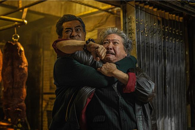 古天乐（后）与洪金宝的动作戏对决都来真的。（华映提供）