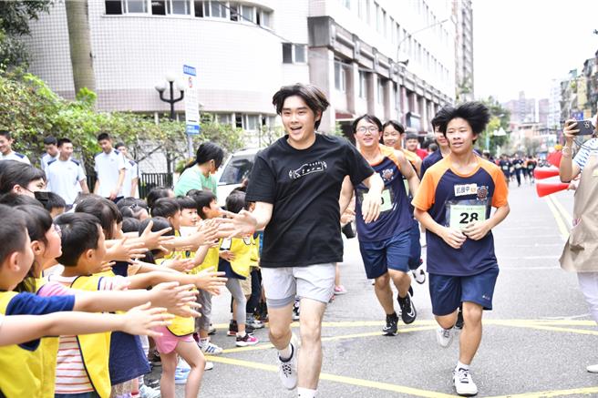 南山學生們繞著學校外圍跑，途中有幼兒園的可愛孩童為大哥哥大姐姐加油。（南山中學提供）
