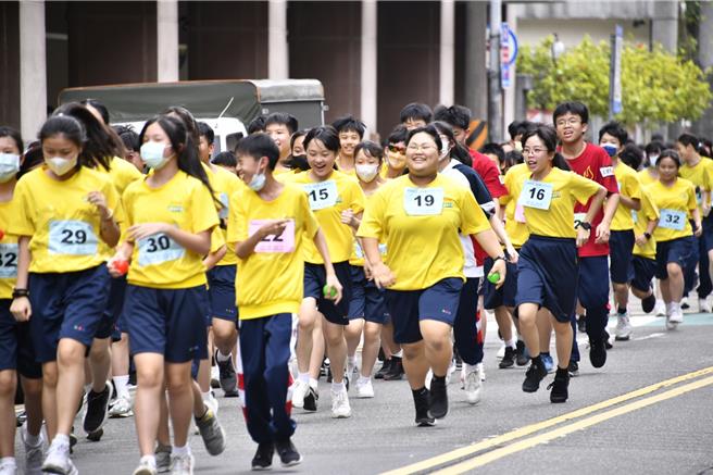 南山同學們繞著學校外圍約1公里距離慢跑，每跑1圈家長會則捐10元贊助。（南山中學提供）