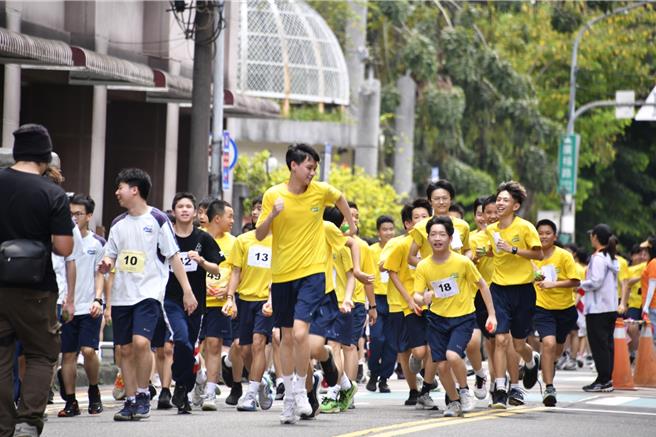 南山中學連續13年響應台灣世界展望會飢餓三十「搶救奮力生存的孩子」系列活動。（南山中學提供）