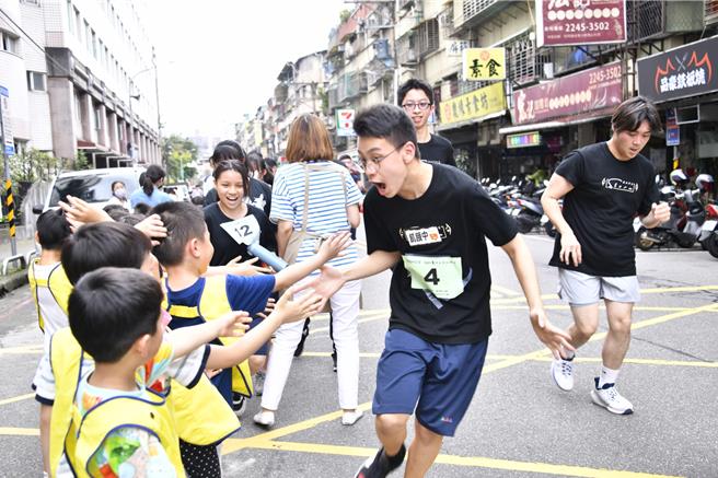 今年參與體驗飢餓12小時的同學有582人，參與齊飢路跑活動同學有1345位。（南山中學提供）