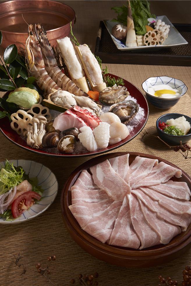 欣葉SHABU SHABU 最暢銷的經典鍋肴「極品明蝦雙人鍋」，使用台灣的野生明蝦，肉質清甜Q彈美味。（欣葉SHABU SHABU提供）