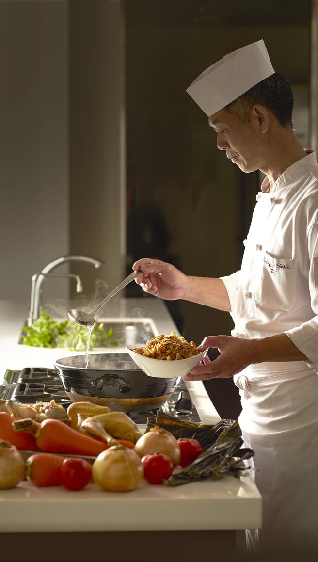 欣葉SHABU SHABU料理長張文圳，以天然食材，每日耗時3小時熬煮經典湯頭。（欣葉SHABU SHABU提供）