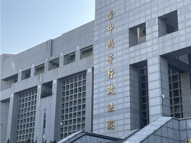 南投邱姓男子骑乘机车手持香菸遭拦查，因拒绝酒测、无照驾驶、骑车吸食香菸挨罚18万6600元，邱男主张香菸并未点燃吸食，警员以边骑车边抽菸为由拦查不合法，即无接受酒测提讼，法官审结驳回邱男之诉。（王煌忠摄）