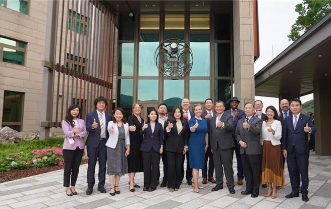 美国在台协会（AIT）于脸书贴文表示，AIT台北办事处长孙晓雅（Sandra Oudkirk）昨会见立院外交国防委员会委员。（图取自AIT脸书）