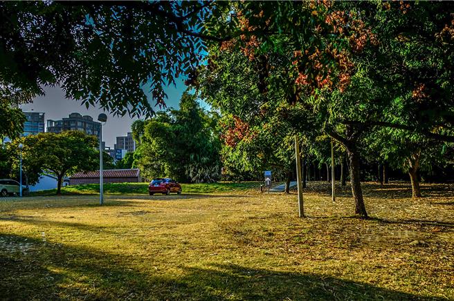 阳明交大客家学院后方停车空间校方研拟盖产学共创研发大楼，遭到客家学院师生强烈反对并推出连署，目前已突破3000份。（罗浚滨摄）