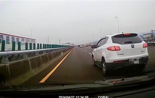 白色纳智捷U7休旅车行经国3草屯雾峰路段，沿途以迫近、骤然变化车道的方式，迫使他车让道。（民眾提供／杨静茹南投传真）