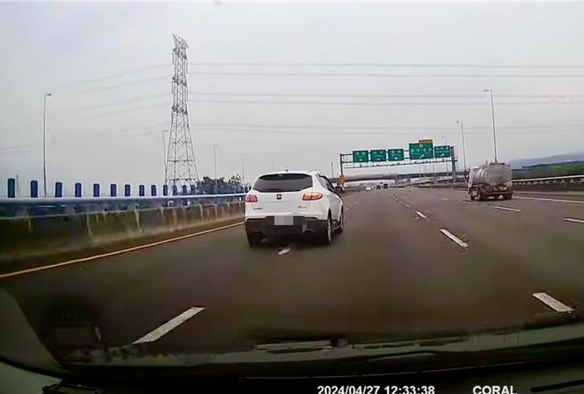 男子po行车记录器影片，指控白色纳智捷U7休旅车恶意逼车，开到前方骤然减速，他的时速从120骤降至60多，真的很危险。（民眾提供／杨静茹南投传真）