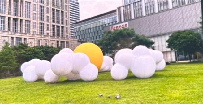 信义区忠信广场上的装置艺术气球，30日下午突然飞落至松仁路上，导致一名骑士摔车受伤。（翻摄照片／林郁平台北传真）