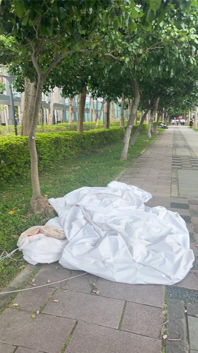 信义区忠信广场上的装置艺术气球，30日下午突然飞落至松仁路上，导致一名骑士摔车受伤。（翻摄照片／林郁平台北传真）