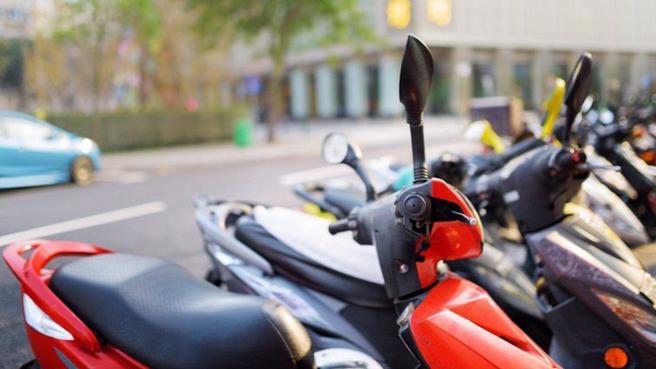 有妹子因肩膀受傷沒立中柱，儀錶板遭黏「姓名貼」，對此，網友也認為恐會留下殘膠。（示意圖：shutterstock／達志）