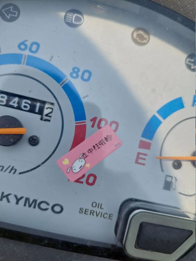 有妹子因肩膀受傷沒立中柱，儀錶板遭黏「姓名貼」，對此，網友也認為恐會留下殘膠。（圖／翻攝自Dcard）