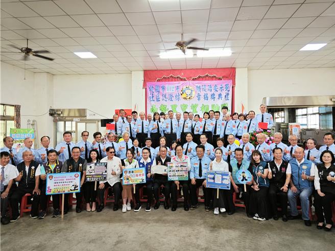 平镇区南势里守望相助队获绩优治安示范社区表扬。(平镇警分局提供／吕筱蝉桃园传真)