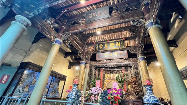 台南后壁下茄苳旌忠庙因年久失修，管委会拟就地重建，引发部分信眾反弹，认为庙内保有许汉珍、蔡草如等大师的作品，盼管委会手下留情。（张毓翎摄）