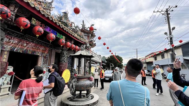台南市政府文资处30日邀集文资委员及专家学者会勘，了解下茄苳旌忠庙的文资价值。（张毓翎摄）