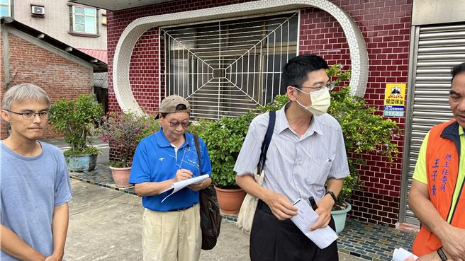下茄苳泰安宫旌忠庙管理委员会总主委王子豪（右一）说，庙方勇于倾听、接受，也会尊重专家的看法。（张毓翎摄）