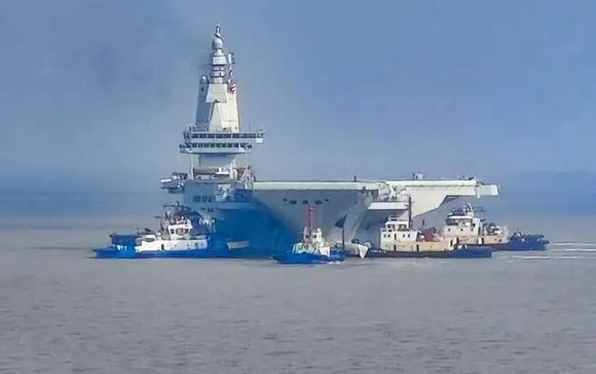 福建艦已離開泊位，將於5 月1日於長江口外啟動海試。（圖／騰訊網）