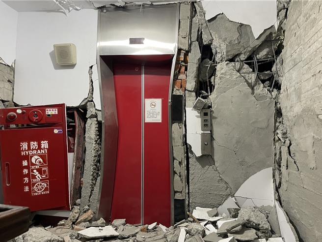 馥邑京华大楼将拆除，不过住户希望县府能代拆，住户无法负担高额拆除费。（居民提供）