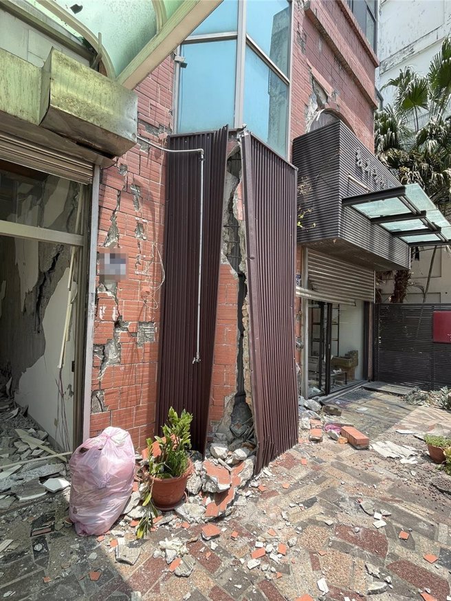 馥邑京华大楼将拆除，不过住户希望县府能代拆，住户无法负担高额拆除费。（居民提供）