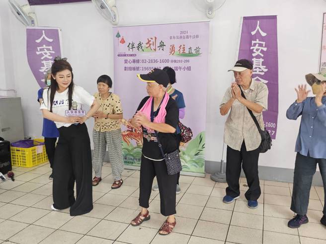 王彩樺(白衣者)帶領寒士嗨跳《保庇》舞蹈。(游定剛拍攝)