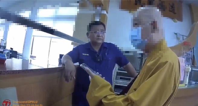 高雄市六龜區身穿袈裟的62歲楊姓男子，在網路交友軟體認識女網友，雙方以「老公、老婆」互稱，透過line通訊軟體聯繫，女網友表示急需用錢，指示臨櫃匯款20萬元，所幸農會行員機警報警處理，保住男子積蓄。（高雄市警方提供／林雅惠傳真）