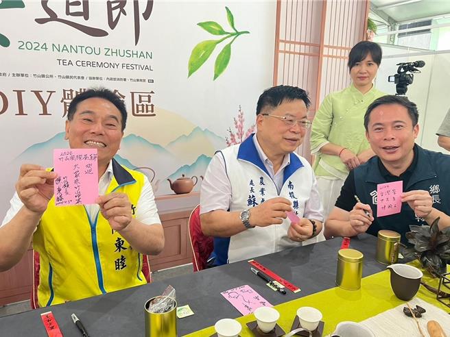 竹山镇长陈东睦（左）表示，今年推出「消费买千抽好礼」活动，在参展摊位消费，满百元可集1点，满10点可获1次抽奖机会。（竹山镇公所提供／杨静茹南投传真）