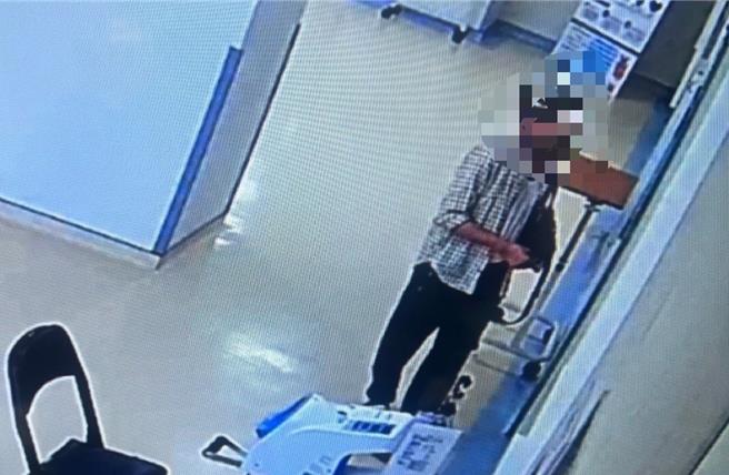 屏东荣总30日下午惊传医疗暴力，7旬黄姓老翁疑因不满之前的诊疗过程，趁备诊时间衝进办公室殴打心臟内科林姓男医师。（民眾提供／谢佳潾屏东传真）