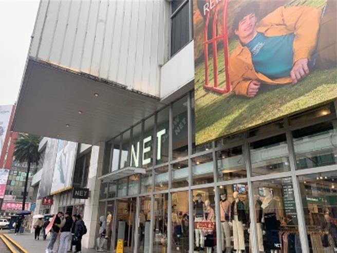 主富服裝公司（NET）主張出資興建商場2到4樓建物擁有產權，先告基隆市政府，同時也告大日公司侵權。基隆地院審判長30日開庭裁定先停止訴訟，等NET與基市府官司有結果再審。（徐佑昇攝）