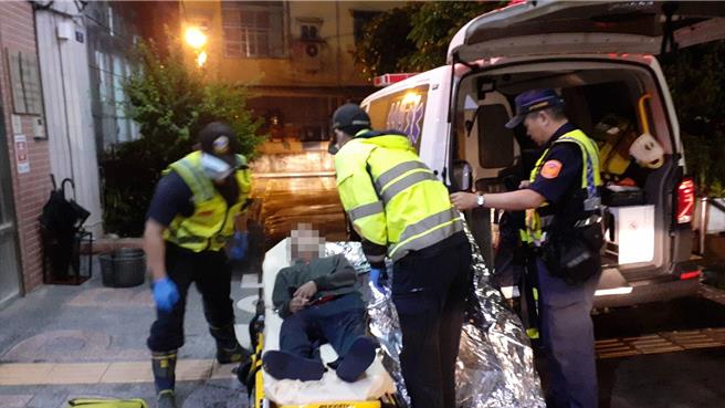 贴心的员警为避免老翁身体不适，也请消防人员送老翁至附近医院检查。（太平警分局提供／冯惠宜台中传真）