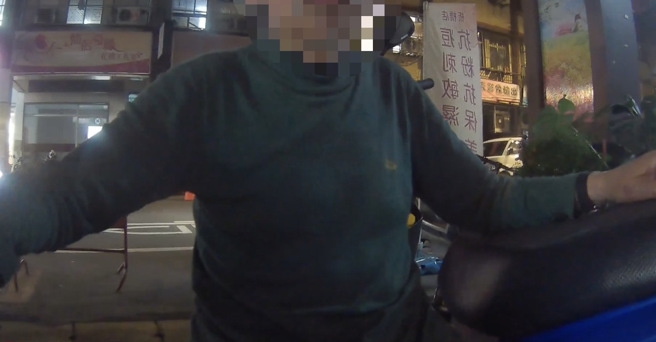 轄區警方獲報趕抵，該老翁係派出所常客，時常於家屬白天外出上班時獨自離家，卻又忘記如何返家。（圖 / 劉詠韻翻攝）