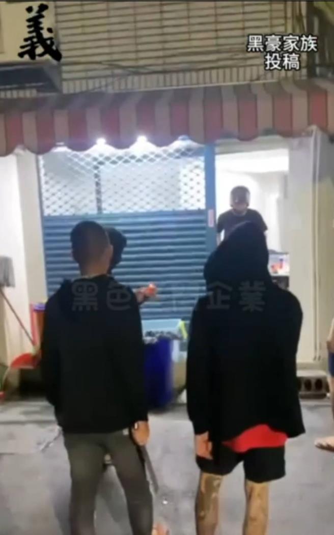 彰化縣一名唐姓男子疑因向車行叫車，車行未及時派車而心生不滿，28日深夜找來6位友人到車行砸電視、放鞭炮出氣，相關影片上傳網路社群引發重視。（截圖自網路黑色豪門企業／葉靜美彰化傳真）