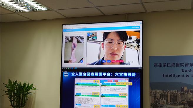 高荣现场示范「智慧医疗暨远距医疗照护中心」运作方式，提供远洋作业渔民伤口疗养建议。（任义宇摄）