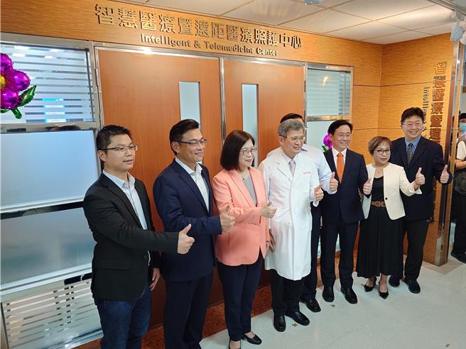 高雄荣总成立「智慧医疗暨远距医疗照护中心」，能提供偏乡、海事工作者等不便就医族群即时医疗服务。（任义宇摄）
