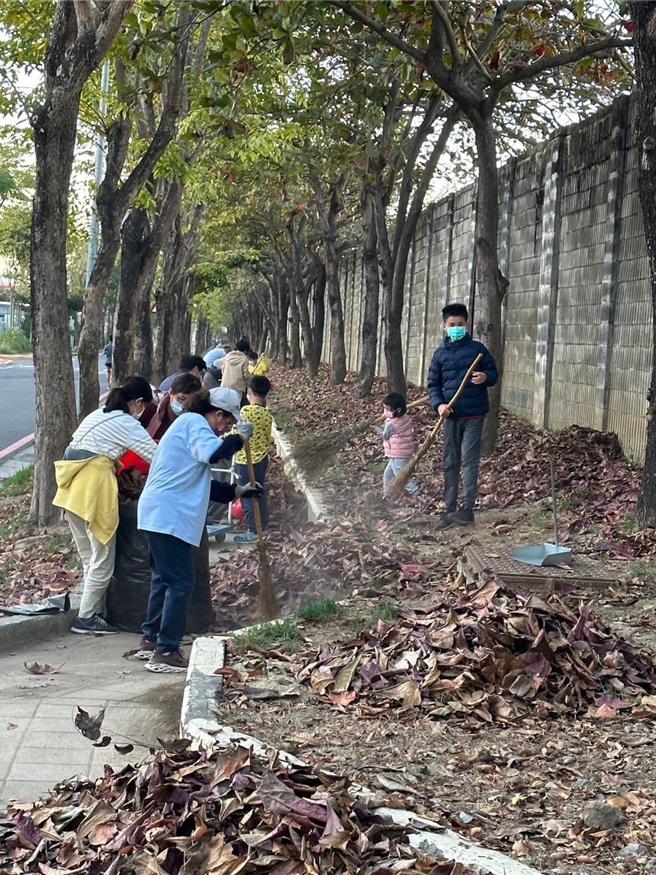 乡下农村大范围地区若不用吹叶机，单靠人力扫街，耗时费力。（本报资料照片）