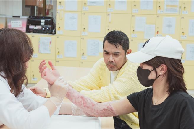 No Name余荃斌（中）拜訪燒燙傷友，聆聽他們的復健心路。艾迪昇傳播提供