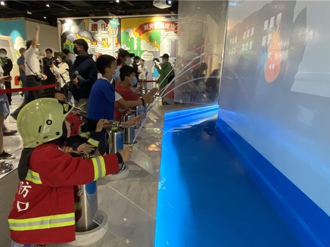 议员力促在多在八德区防灾教育馆举办小小消防员宣导活动，寓教于乐。(蔡依珍摄)