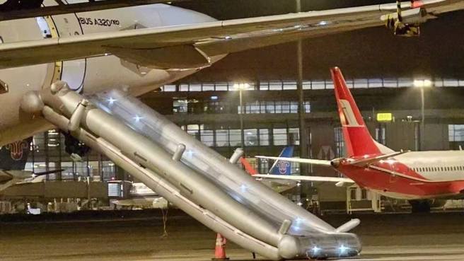 刚下降的客机，突然弹射出逃生装置，东方航空进行内部调查中。（图／翻摄香港01）