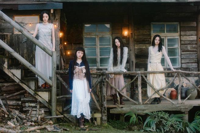 「紅飛林」由婉冰、婉潔、婉清、婉玉四胞胎姐妹組成。（紅飛林提供）