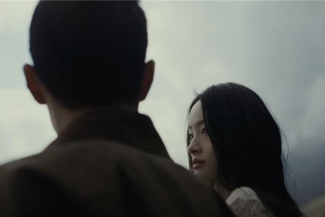 「紅飛林」三姊婉玉跟男主角拍攝〈這一刻我不能給你什麼〉MV。（紅飛林提供）