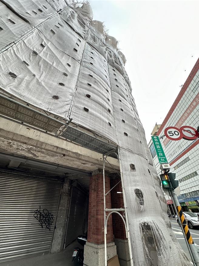 台中中区1工地发生鹰架浪板掉落砸伤嬷孙2人工安意外。（民眾提供／冯惠宜台中传真）