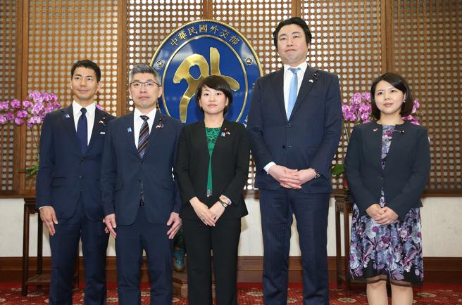 日本自民黨青年局局長鈴木貴子（中）30日率領眾議員山本左近（左起）、參議員藤井一博以及參議員友納理緒（右起）、眾議員金子俊平前往外交部拜訪，彰顯台日間的堅實友誼，並進一步深化台日在各領域的實質合作關係。（趙雙傑攝）
