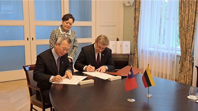 政大与维陶玛纳大学在驻立陶宛台湾代表处王雪虹(中)大使见证下，签署成立立陶宛中心合作备忘录。（政大提供）