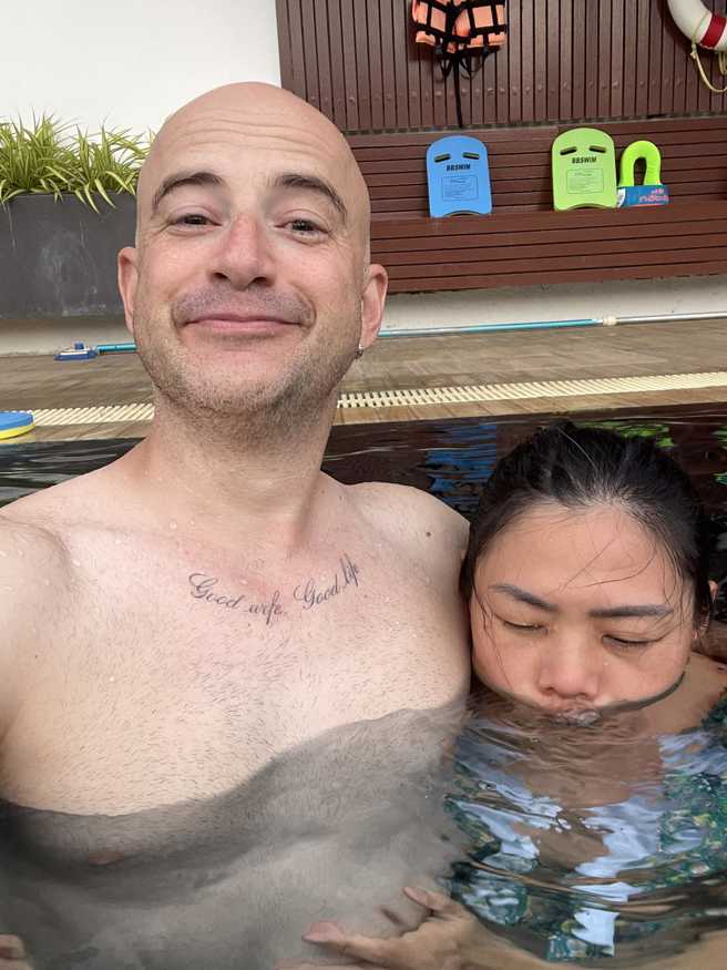 吴凤与老婆水中顽皮自拍。（图／翻摄吴凤 脸书）