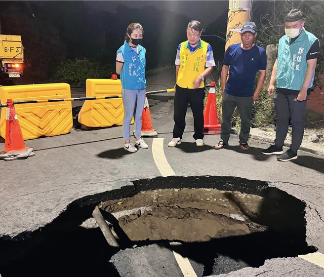 安南区城西街二段尾南侧路面塌陷出８米宽深坑，市议员郭信良服务处前往勘查。（摘自郭信良脸书／宝智华台南传真）