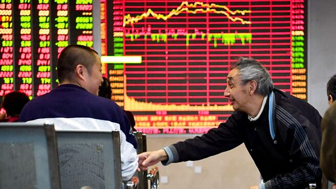 北向资金连四日净买入逾380亿元人民币，激励陆港股市放量上涨。图／新华社