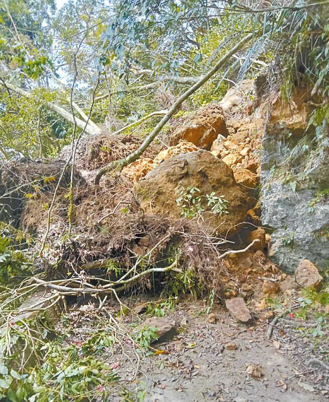 花蓮強震重創太魯閣國家公園，園內大同大禮部落聯外道路多處坍方，族人迄今無法上山勘災，希望政府能協助清理步道，讓部落居民早日恢復正常生活。（太魯閣同禮部落自然生態自治協進會理事長李慧蓮提供／羅亦晽花蓮傳真）