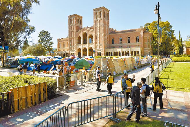 美国大学校园支持巴勒斯坦的示威上周末持续蔓延，UCLA 28日传出挺巴勒斯坦与挺以色列两派示威者的衝突。（新华社）
