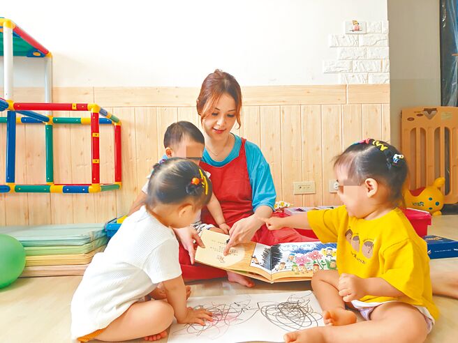 新北市保母10年流失約44％，社會局除給予托育相關補助，另鎖定新住民與弱勢家庭徵才。（新北市社會局提供／陳慰慈新北傳真）