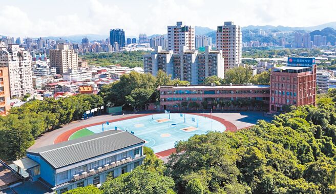 新北市私立及人高級中學申請更名為「中信國際學校財團法人新北市中信高級中等學校」，並以新校名招生，因尚未經教育局審核通過且限期未改正，挨罰30萬元。（摘自及人高中官網／陳慰慈新北傳真）