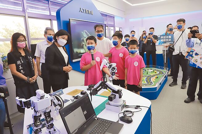 雲林縣政府2022年投入4000萬元在土庫鎮越港國小成立「智慧教育中心」，透過AR、VR拓展孩子學習視野。（雲林縣政府提供／張朝欣雲林傳真）